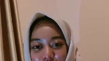Bokep Jilbab UKhti Mode Binal Show Tipis tipis Sambil Buka Belahan